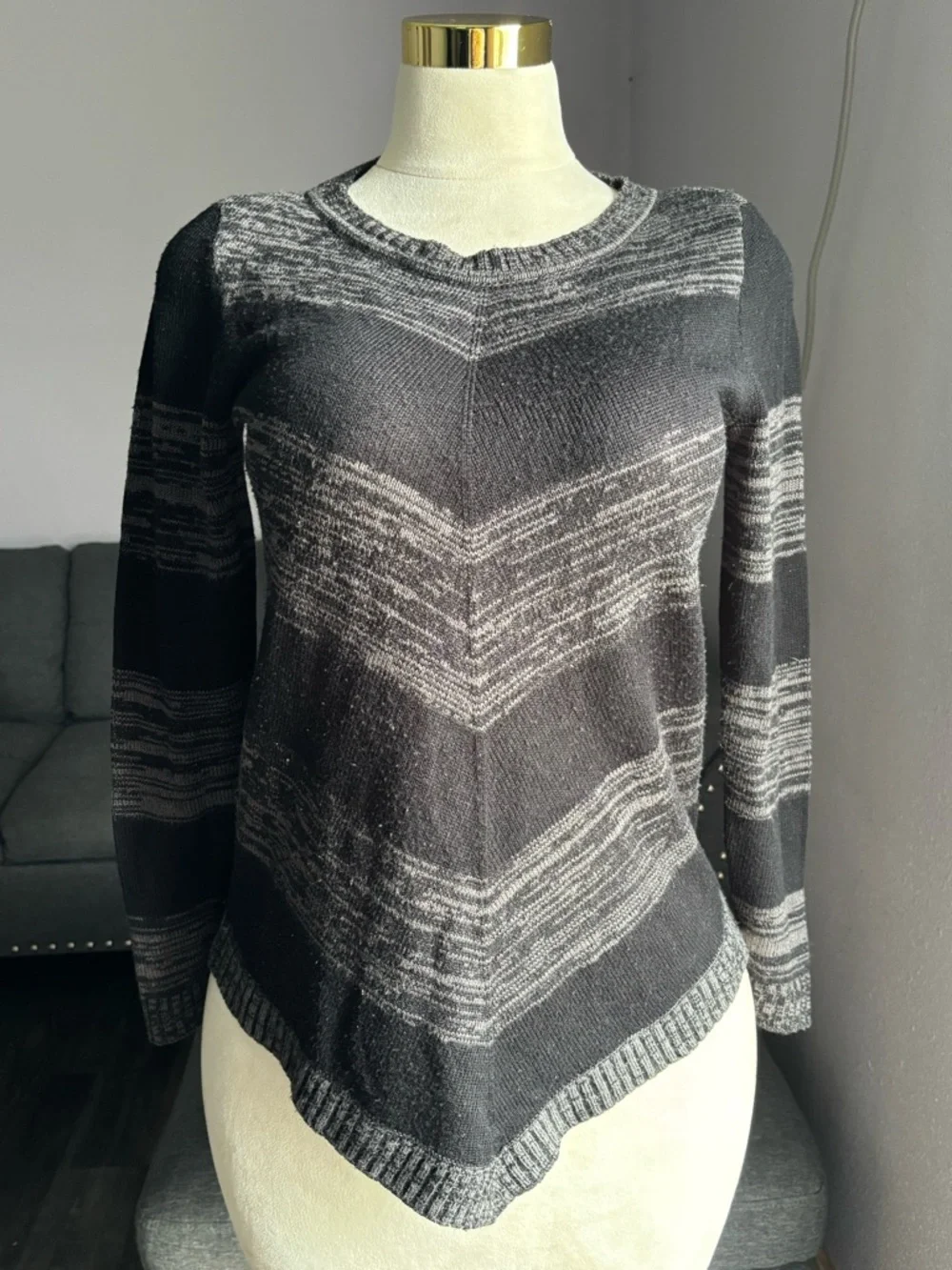 Women's Black & Gray Chevron Point Hem Sweater